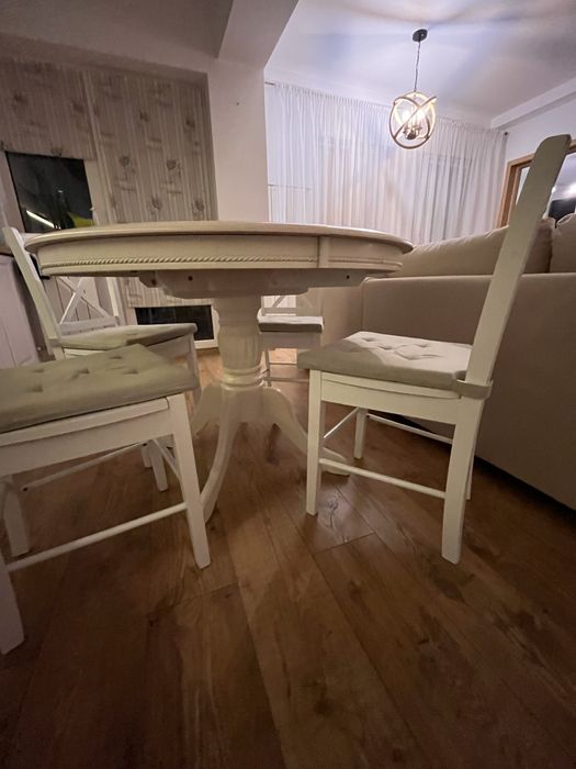 Masa extensibila Ikea Ingatorp cu scaune si perinute