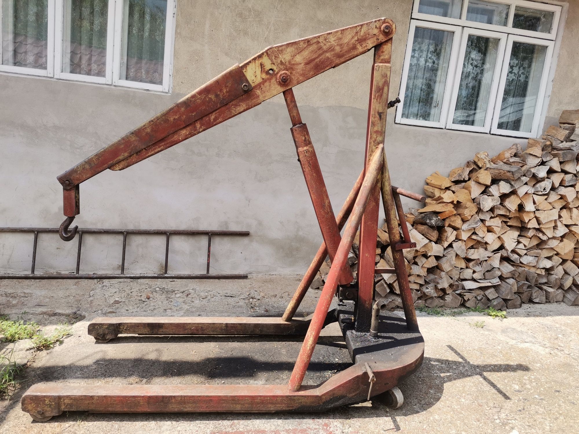 Macara girafă pentru tractoare și utilaje agricole.