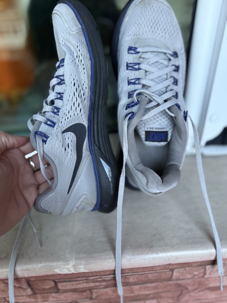 Маратонки Nike.