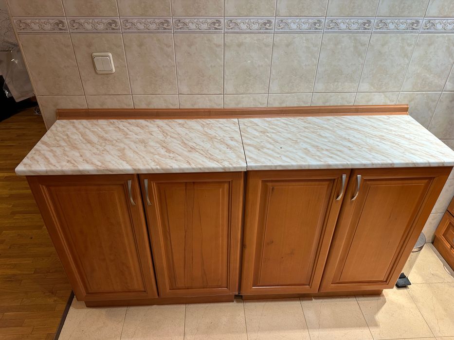 Кухня от масив с включени електроуреди /обзавеждане за кухня/