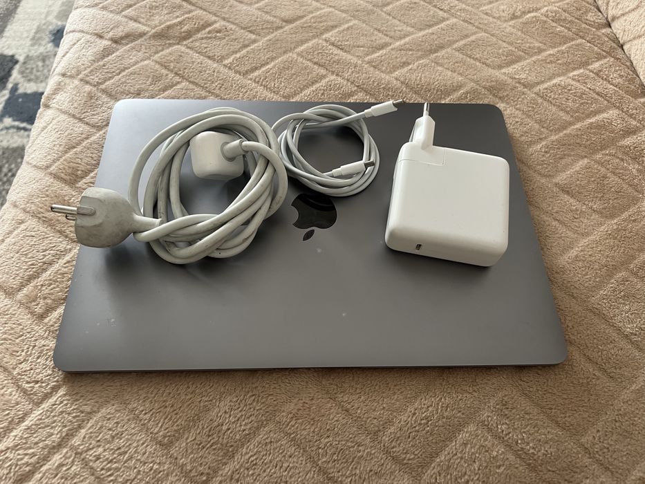 MacBook Air 13 an 2018 I5 128 gb 8 gb RAM  17 cicluri incarcare