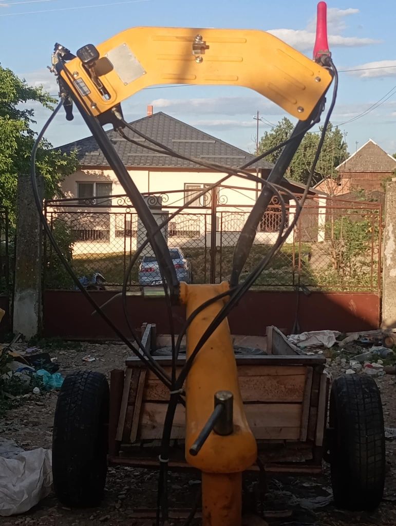 Motocultor 7cp cu coasa și remorca