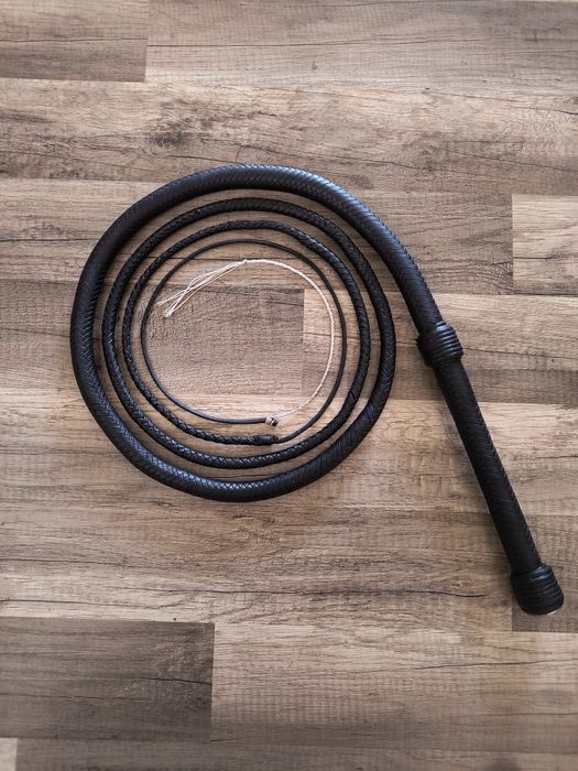 Bici Bullwhip din paracord parafinat