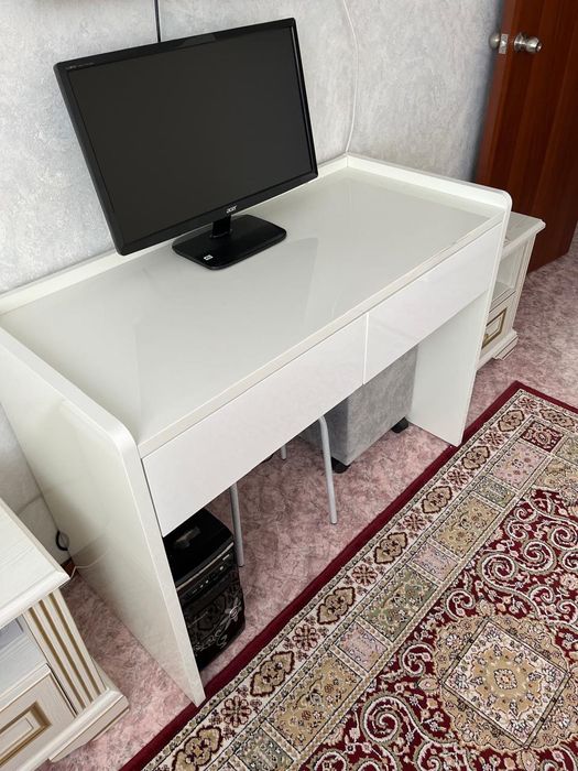 Стол письменный,туалетный  длина 110 высота 80 глубина 50