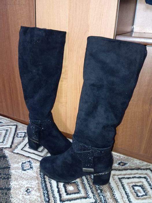 Продам замшевые женские сапоги