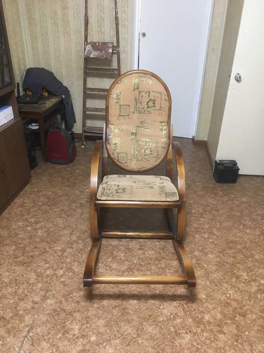 Кресло качалка из толстого дерева очень крепкое