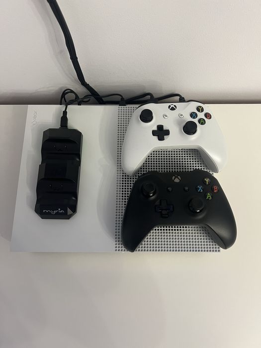 Vând Xbox One S+ 2 manete