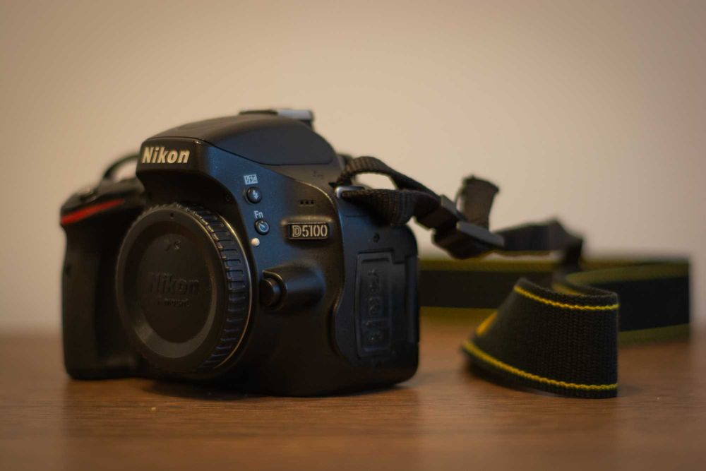Nikon d5100 kit + obiectiv 55-200mm si accesorii