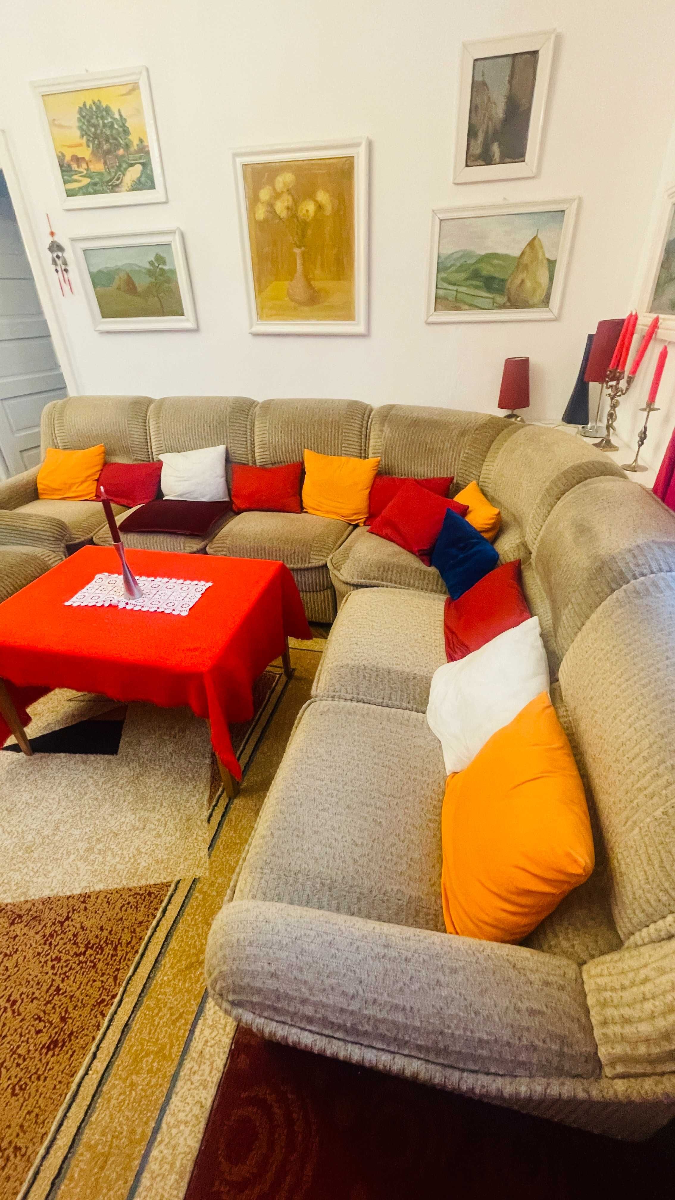 Canapea colțar mare, stil clasic – 6-7 locuri, masivă, confortabilă