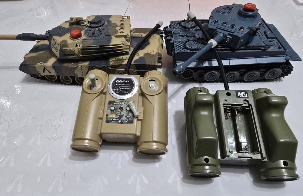 Набор танков на пульте.
