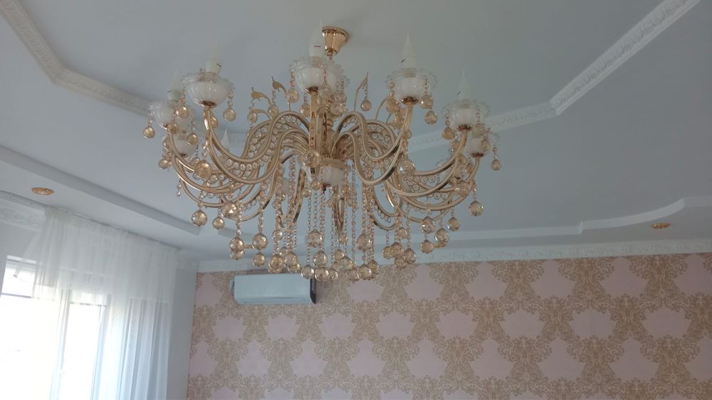 Люстра б/у большая для зала