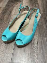 Sandale albastre attentif