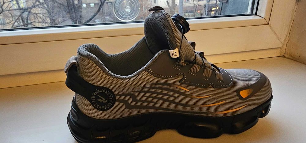 Защитные мужские кроссовки со стальным носком и вращающейся кнопкой.