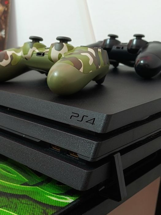 PS4 PRO + 2 manete + suport + cablu hdmi