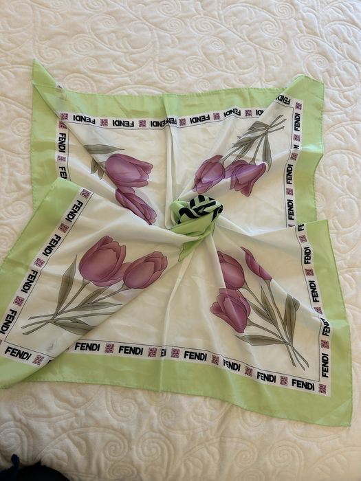 Esarfa Fendi cu lalele.