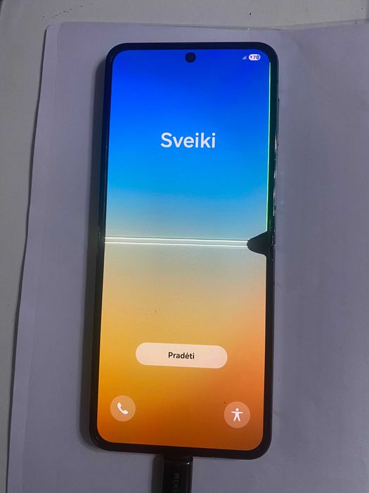 Display Samsung Flip5 cu o mica spartura