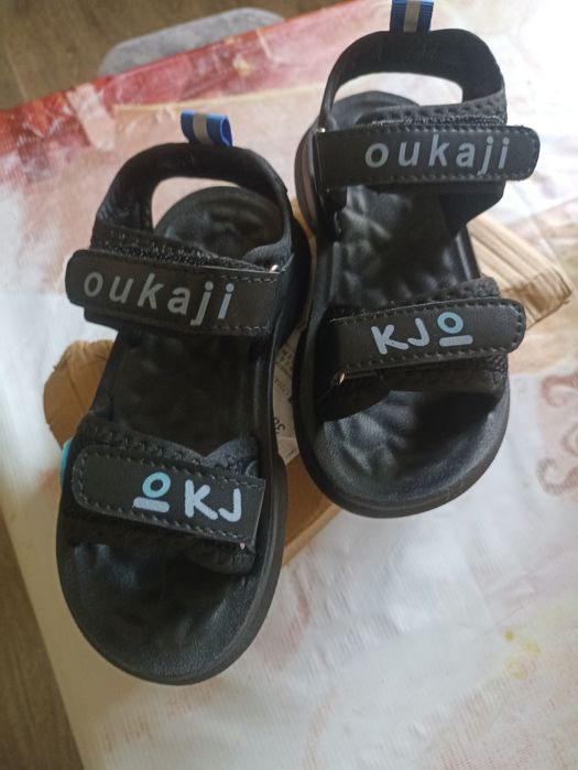 Продам новые детские сандали