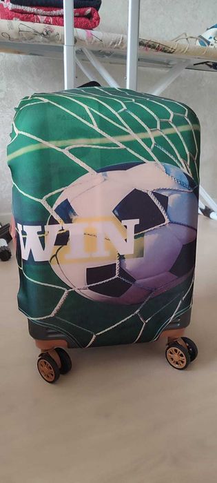 Яркий чехол на чемодан для юного футболиста!