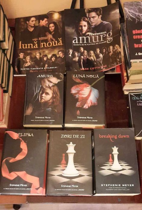 Seria Twilight (Amurg)– Stephenie Meyer - 4 volume + 2 carti ilustrate