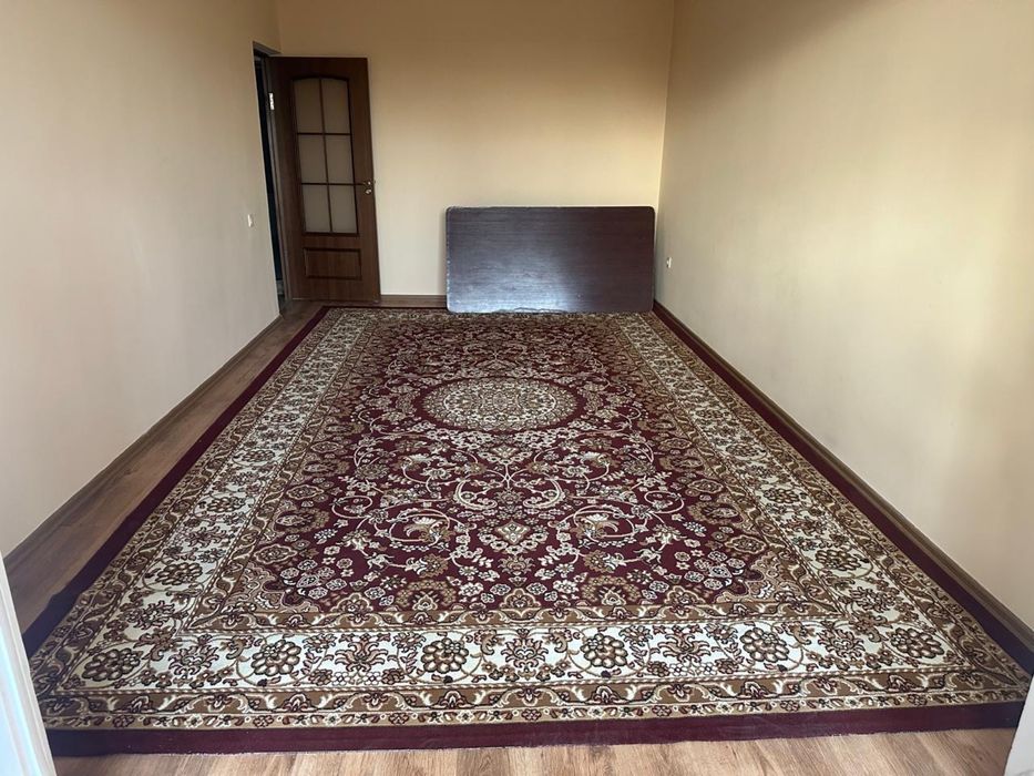 Ковры: красные и зеленый