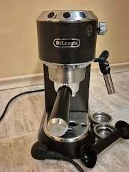 Продавам кафе машина Delonghi