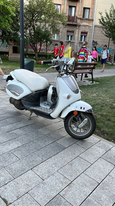 Scapa de trafic cu Aprilia mojito alb