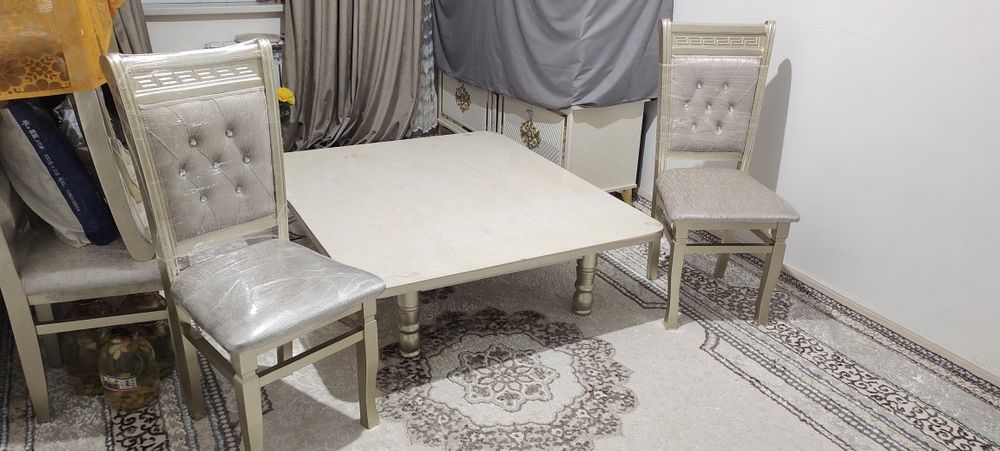 Стол стул сотилади.