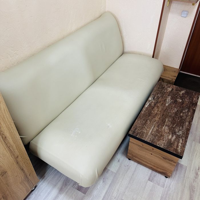 Диван с журнальным столиком