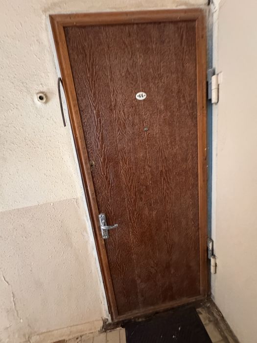 Входной дверь деревянный