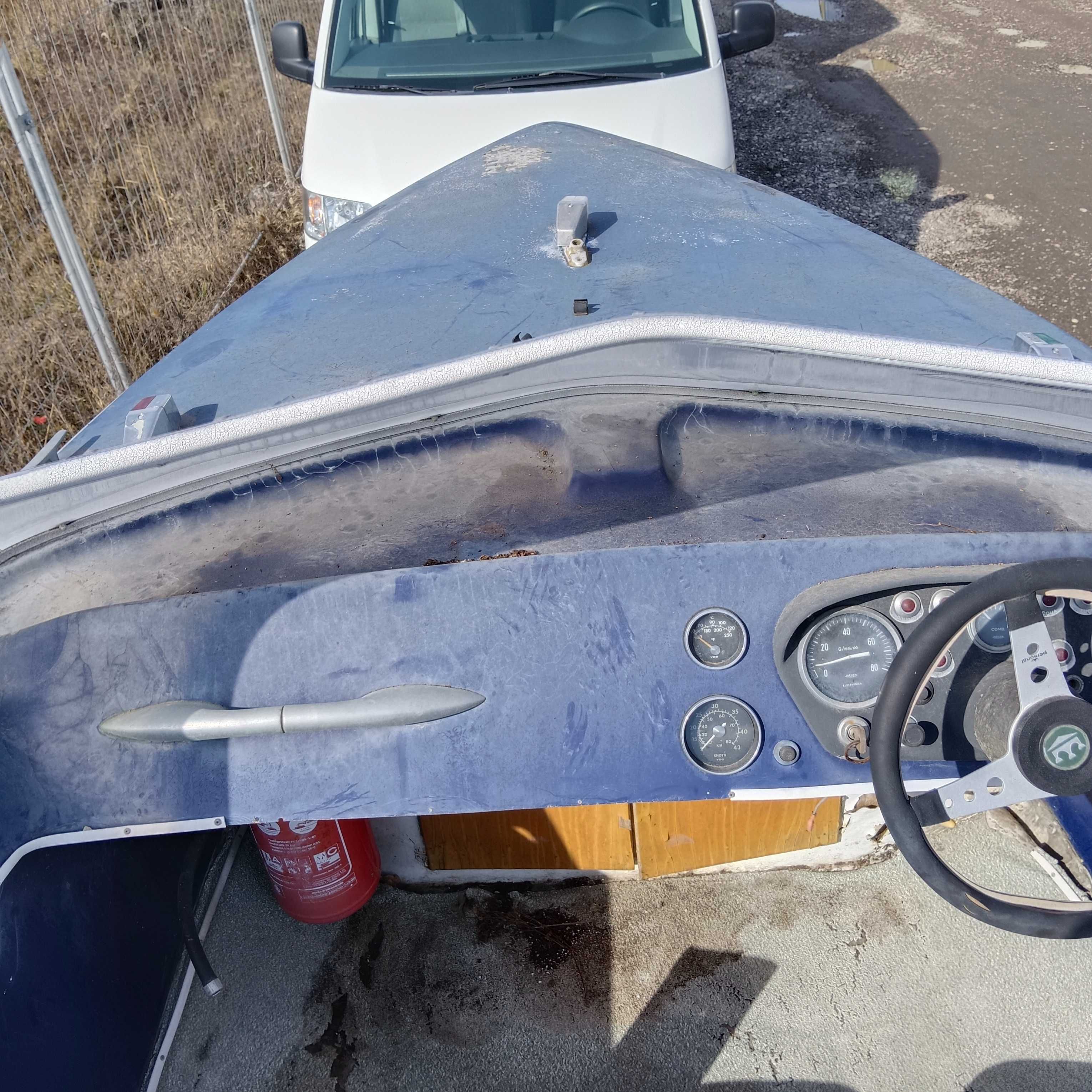 Barcă cu motor 3000 v6