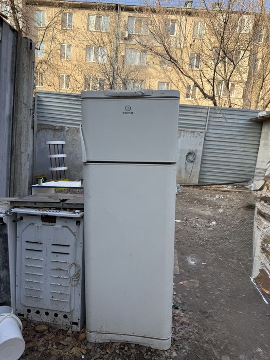 Продается рабочий холодильник Индесит
