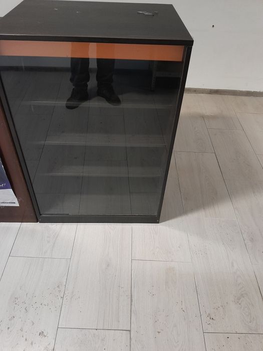 Vand 2 rafturi vitrine ( forneti) cu lumini