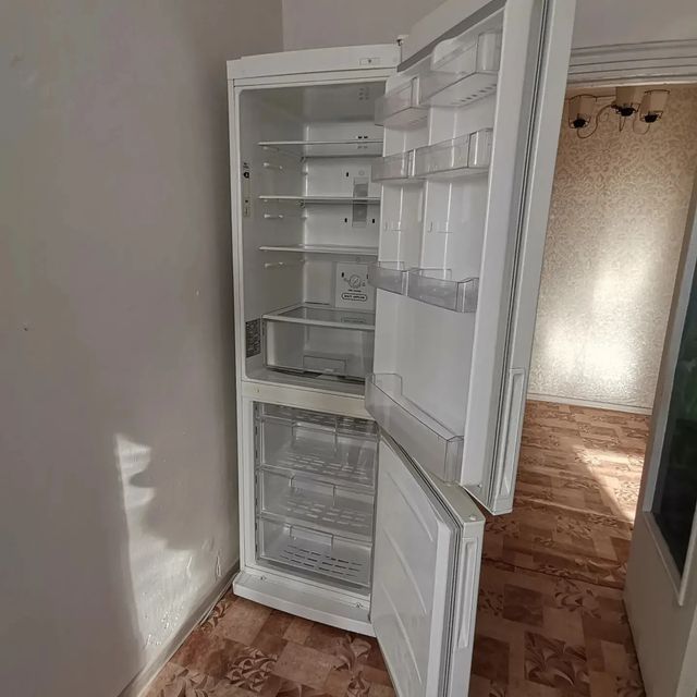 Холодильник LG.  .