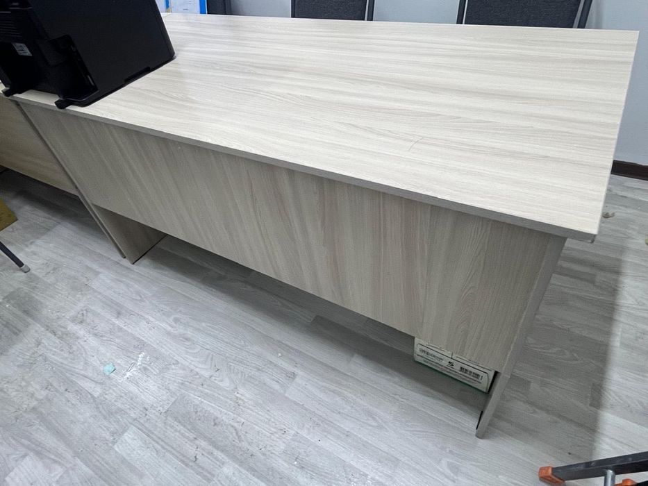 Срочно продам стол для офиса в отличном состоянии