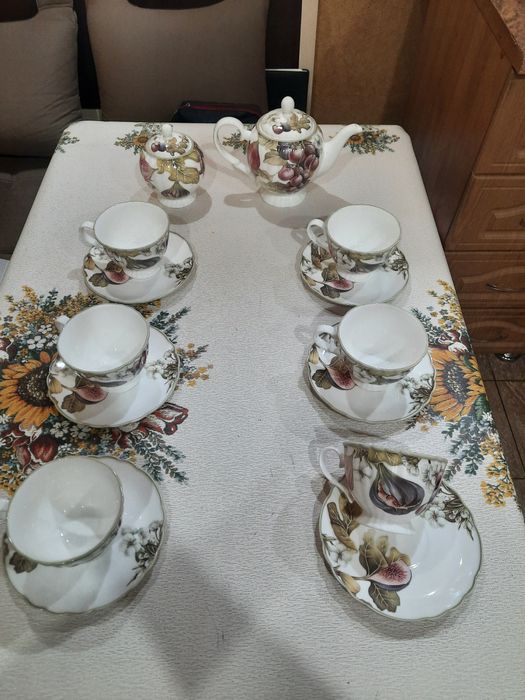 Абсолютно новый, коробочного хранения, очень красивый,  чайный сервиз