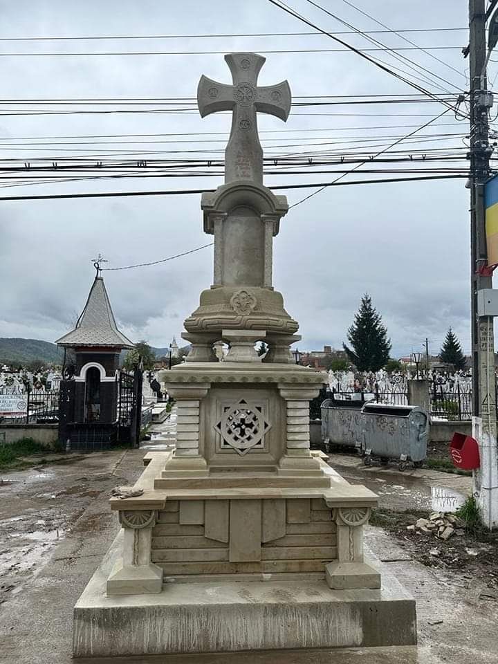 Monumente Cruci din piatra naturala de Vama