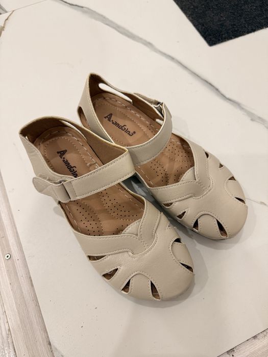 Продаю женские туфли-босоножки светло-бежевого цвета.

туфли-босоножки