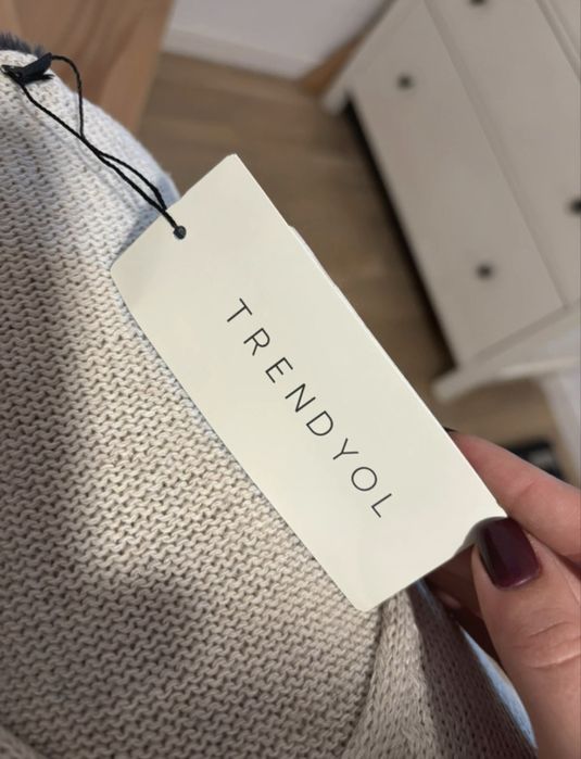 Pulover nou cu eticheta