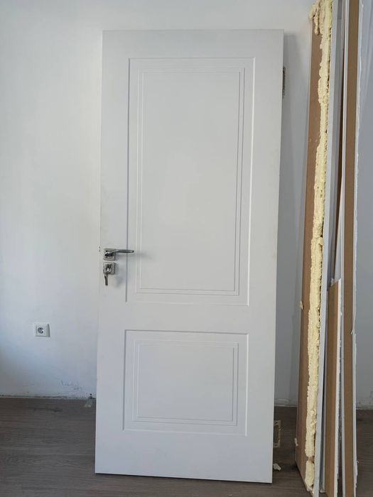 Белая дверь новая мдф