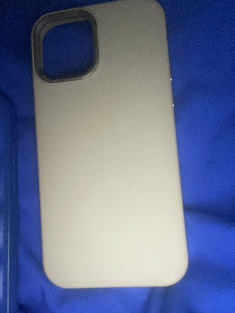 Vand doua huse de iPhone 12 normal