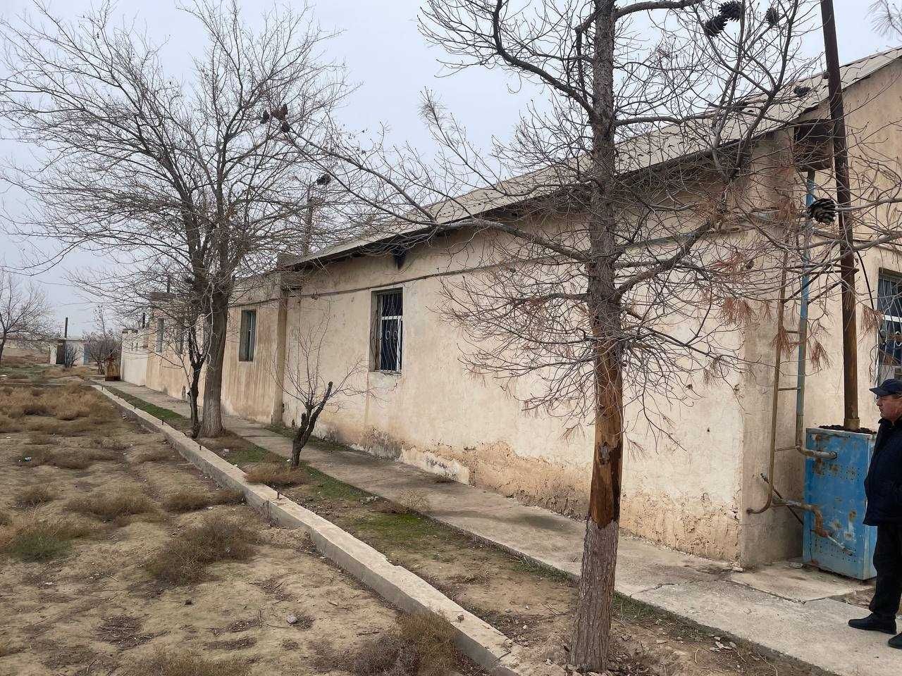 Guzor tumanida ma`muriy bino bo`lib to`lash sharti asosida sotiladi