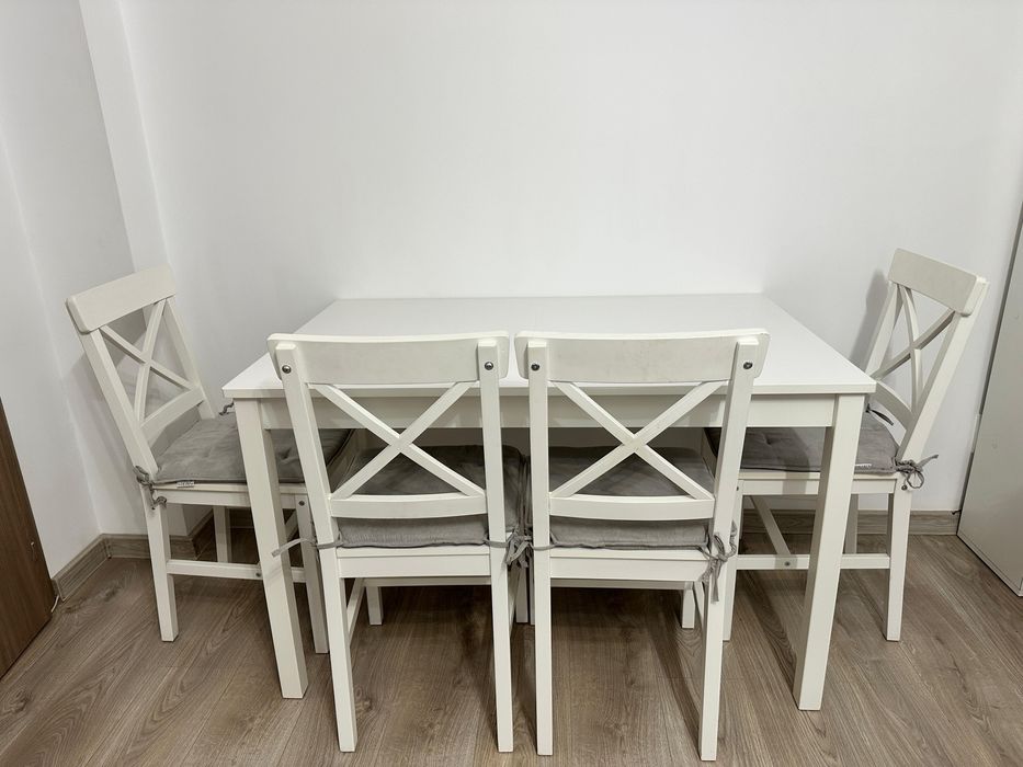 Set masă 118x75 și 4 scaune EJBY JYSK albe – stare bună + huse incluse
