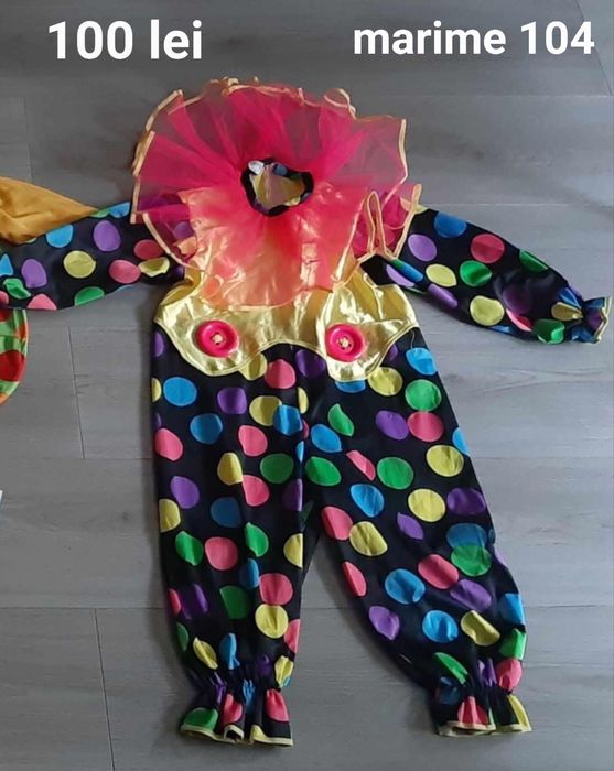 Costume de polițist,  clovn și schelet
