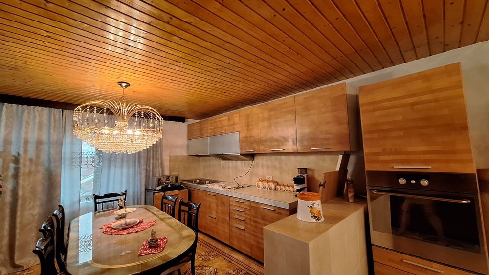 Casa de vânzare costruita din caramida.