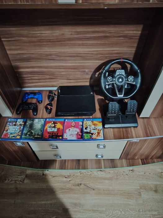 Vând PS4 +5 jocuri,cu volan și pedale