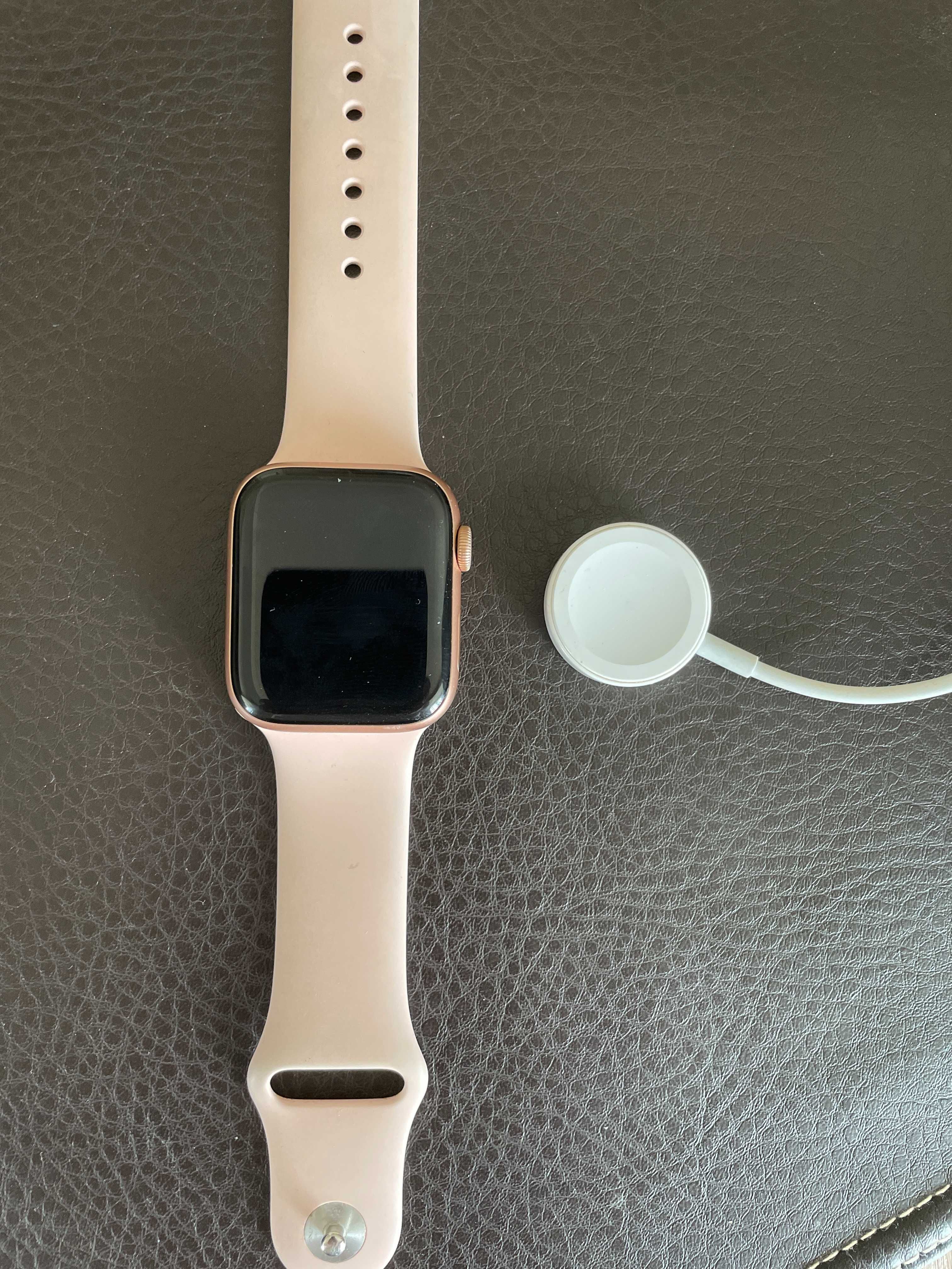 Часовник Apple Watch Series 5, 44 mm, Rose Gold