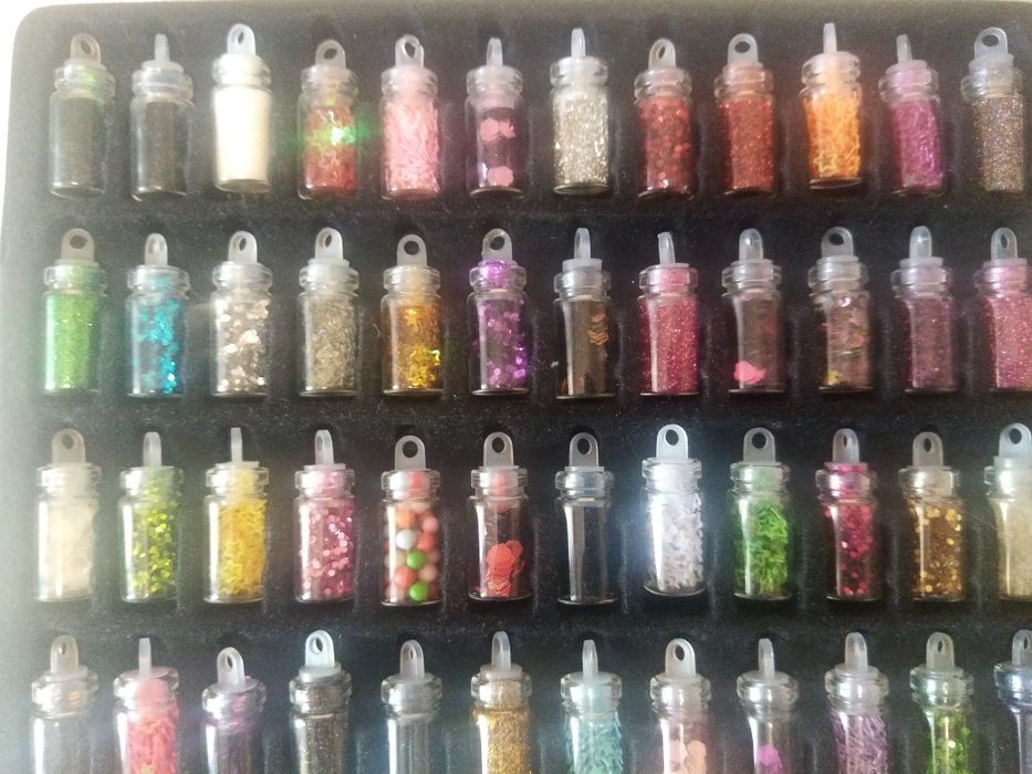 Отдам блески для ногтей бесплатно.