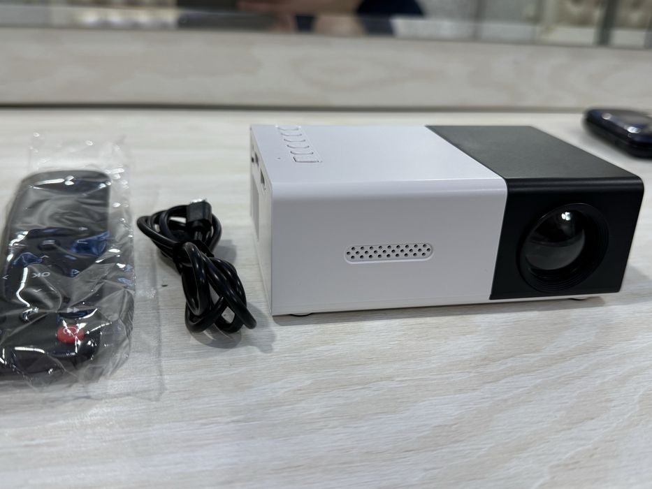 Мини Проектор YG-300 новая