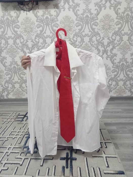 Erkaklar kastyum shimi va oq koylak qora koylak galstuk xolati alo