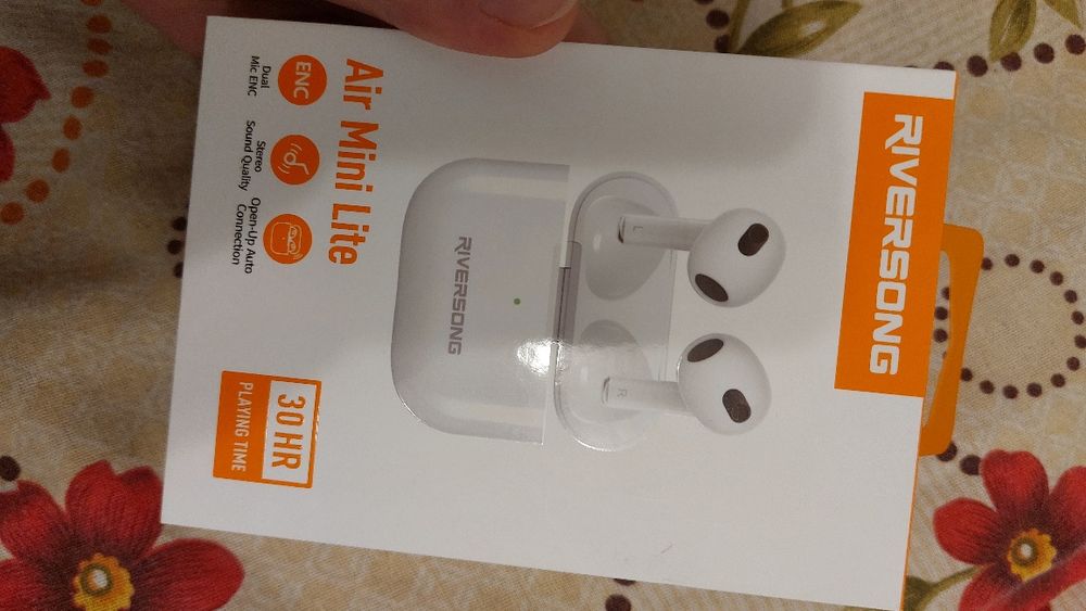 Vând căști noi, riversong